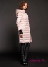 Пальто пуховое Miss NAUMI 18 W 121 00 31 Rose – Розовый​, свободного силуэта с капюшоном. Стежка горизонтальная средняя, карманы прорезные боковые на молнии. Вид сбоку 1