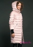 Пальто пуховое Miss NAUMI 18 W 121 00 31 Rose – Розовый​, свободного силуэта с капюшоном. Стежка горизонтальная средняя, карманы прорезные боковые на молнии. Вид сбоку 2
