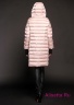 Пальто пуховое Miss NAUMI 18 W 121 00 31 Rose – Розовый​, свободного силуэта с капюшоном. Стежка горизонтальная средняя, карманы прорезные боковые на молнии. Вид сзади