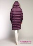 Пальто пуховое NAUMI 18 W 744 02 13 Tulip – Фиолетовый​ стеганое прямого, чуть зауженного к низу силуэта, среднего объема, длиной до колена, с капюшоном. Вид сзади