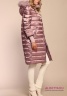 Пуховое пальто NAUMI N 17 44 02 LILAC - лиловый средней длины, декорированное мехом енота по капюшону. Спереди два прорезных кармана на молнии. Рукава с трикотажными манжетами. Ткань глянцевая тафета. Фото 2