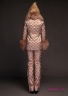 Куртка-смокинг пуховая женская NAUMI 18 W 811 02 Gold rose – Розовое золото приталенного силуэта. Рукав втачной двухшовный с манжетами по низу из меха арктического енота. Вид сзади