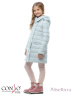 Пальто для девочек CONSO SG170204 - light blue - светло-синий​ укороченной длины идеально в прохладную погоду. Полуприлегающий силуэт с высоким воротником-стойкой, фиксирующийся кнопкой. Фото 3