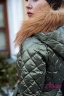 Пуховое пальто с воротником из натурального меха, прямого силуэта с капюшоном и поясом NAUMI 18 W 710 02 33 Olive – Зеленый