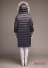 Пальто пуховое NAUMI 18 W 744 02 13 Pepper – Серый ​стеганое прямого, чуть зауженного к низу силуэта, среднего объема, длиной до колена, с капюшоном. Вид сзади