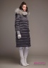 Пальто пуховое NAUMI 18 W 744 02 13 Pepper – Серый ​стеганое прямого, чуть зауженного к низу силуэта, среднего объема, длиной до колена, с капюшоном. Вид сбоку