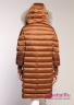 Пальто пуховое NAUMI 18 W 744 02 13 Brandy – Коричневый​ стеганое прямого, чуть зауженного к низу силуэта, среднего объема, длиной до колена, с капюшоном. Вид сзади 3