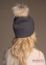 Модная женская шапка-ушанка Naumi 18 W 320 02 00 Antra – Серый​ из коллекции NAUMI зима 2018-2019. Шапка вязаная - 100% шерсть мериноса. Помпон съемный, меховой, отделка - Арктический енот. Вид сзади