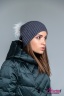 Модная женская шапка-ушанка Naumi 18 W 320 02 00 Antra – Серый​ из коллекции NAUMI зима 2018-2019. Шапка вязаная - 100% шерсть мериноса. Помпон съемный, меховой, отделка - Арктический енот. Вид сбоку 3