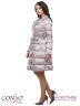 Эффектное пальто Conso WL170501 - silver lilac – жемчужный длиной чуть выше колен. Модель приталенного кроя, подчеркнутого поясом на шлевках, с отложным воротником и лацканами. Фото 2
