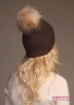 Модная женская шапка-ушанка Naumi 18 W 320 02 00 Camel – Коричневый​ из коллекции NAUMI зима 2018-2019. Шапка вязаная - 100% шерсть мериноса. Помпон съемный, меховой, отделка - Арктический енот. Вид сзади