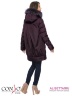 Комбинированное стильное пальто Conso WLF170540 - marsala – темно-винный​. Силуэт «кокон» классической длины с капюшоном, оформленным съемным мехом енота. Фото 4