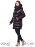 Комбинированное стильное пальто Conso WLF170540 - marsala – темно-винный​. Силуэт «кокон» классической длины с капюшоном, оформленным съемным мехом енота. Фото 3