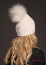 Модная женская шапка-ушанка Naumi 18 W 320 02 00 Panna – Молочный​ из коллекции NAUMI зима 2018-2019. Шапка вязаная - 100% шерсть мериноса. Помпон съемный, меховой, отделка - Арктический енот. Вид сзади