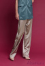 Шелковые брюки NAUMI SS17 053 TAUPE - бежевый прямого кроя с лампасами и боковыми прорезными карманами. Застежка на молнии. Силуэт прямой. Фото 2
