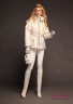 Куртка женская NAUMI 18 W 808 13 Antique white – Белый на пуховом утепленном подкладе. Прямого силуэта, среднего объема, длиной до середины бедра. Воротник высокая вточная стойка среднего объема. Вид спереди