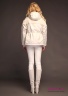 Куртка женская NAUMI 18 W 808 13 Antique white – Белый на пуховом утепленном подкладе. Прямого силуэта, среднего объема, длиной до середины бедра. Воротник высокая вточная стойка среднего объема. Вид сзади
