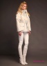 Куртка женская NAUMI 18 W 808 13 Antique white – Белый на пуховом утепленном подкладе. Прямого силуэта, среднего объема, длиной до середины бедра. Воротник высокая вточная стойка среднего объема. Вид сбоку