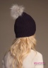 Модная женская шапка-ушанка Naumi 18 W 320 02 00 Vino – Винный​ из коллекции NAUMI зима 2018-2019. Шапка вязаная - 100% шерсть мериноса. Помпон съемный, меховой, отделка - Арктический енот. Вид сзади