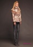Куртка женская NAUMI 18 W 808 01 Gold rose – Розовое золото на пуховом утепленном подкладе. Прямого силуэта, среднего объема, длиной до середины бедра. Воротник высокая вточная стойка среднего объема. Вид сбоку