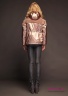Куртка женская NAUMI 18 W 808 01 Gold rose – Розовое золото на пуховом утепленном подкладе. Прямого силуэта, среднего объема, длиной до середины бедра. Воротник высокая вточная стойка среднего объема. Вид сзади