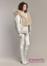 Куртка пуховая женская зимняя NAUMI 18 W 735 02 13 Antique white – Белый ​двубортная прямого силуэта свободного объема с цельнокроеным меховым капюшоном. Вид сбоку