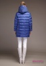 Куртка пуховая Miss Naumi 18 W 128 00 31 Denim – Синий​, двубортная, стеганая горизонтальными строчками, длина до середины бедра. Вид сзади