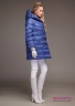 Куртка пуховая Miss Naumi 18 W 128 00 31 Denim – Синий​, двубортная, стеганая горизонтальными строчками, длина до середины бедра. Вид сбоку 1