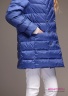 Куртка пуховая Miss Naumi 18 W 128 00 31 Denim – Синий​, двубортная, стеганая горизонтальными строчками, длина до середины бедра. Вид сбоку 2