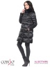 Стильное двубортное пальто Conso WMF170503 - argon – мокрый асфальт​ А-силуэта классической длины. Модель с воротником-стойкой, оформленным мехом рекса, на магнитной застежке. Фото 2