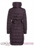 Строгое пуховое пальто Conso WL170525 - marsala – темно-винный​ прямого силуэта, удлиненное. Изделие с высоким и свободным воротником-стойкой, фиксирующимся металлическими кнопками. Фото 9