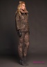 Свитшот зимний NAUMI 18 W 875 01 22 Military bronze – Хаки золотой пуховой женский прямого силуэта. Воротник высокая стойка среднего объема с внутренней отделкой мехом кролика Рекс. Вид сбоку