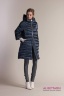Пуховое пальто MISS NAUMI MN 17 119 PETROL - синий​ средней длины свободного кроя на двусторонней молнии. Длина рукава 7/8. Фото 1