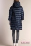 Пуховое пальто MISS NAUMI MN 17 119 PETROL - синий​ средней длины свободного кроя на двусторонней молнии. Длина рукава 7/8. Фото 3
