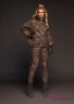 Свитшот зимний NAUMI 18 W 875 00 22 Military bronze – Хаки золотой ​пуховой женский прямого силуэта. Воротник высокая стойка среднего объема. Вид спереди 1