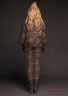 Свитшот зимний NAUMI 18 W 875 00 22 Military bronze – Хаки золотой ​пуховой женский прямого силуэта. Воротник высокая стойка среднего объема. Вид сзади 1
