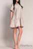 Платье NAUMI SS17 051 TAUPE - бежевый бэби-долл с оборкой, свободного кроя, вышитой аппликацией-бабочки​. Силуэт прямой. Вид застежки - пуговица на шее сзади​. Фото 3
