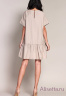 Платье NAUMI SS17 051 TAUPE - бежевый бэби-долл с оборкой, свободного кроя, вышитой аппликацией-бабочки​. Силуэт прямой. Вид застежки - пуговица на шее сзади​. Фото 4