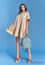 Платье NAUMI SS17 051 TAUPE - бежевый бэби-долл с оборкой, свободного кроя, вышитой аппликацией-бабочки​. Силуэт прямой. Вид застежки - пуговица на шее сзади​. Фото 1