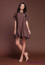 Платье NAUMI SS17 051 BROWN - коричневый бэби-долл с оборкой, свободного кроя, вышитой аппликацией-бабочки. Силуэт прямой. Вид застежки - пуговица на шее сзади. Фото 1