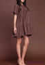 Платье NAUMI SS17 051 BROWN - коричневый бэби-долл с оборкой, свободного кроя, вышитой аппликацией-бабочки. Силуэт прямой. Вид застежки - пуговица на шее сзади. Фото 2