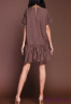 Платье NAUMI SS17 051 BROWN - коричневый бэби-долл с оборкой, свободного кроя, вышитой аппликацией-бабочки. Силуэт прямой. Вид застежки - пуговица на шее сзади. Фото 3