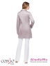 Классическое пальто CONSO SM180113 - carmandy – пепельно розовый длины выше колена для весенней погоды. Модель полуприталенного силуэта с лацканами. Фото 3