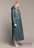 Пальто пуховое женское NAUMI 18 W 712 00 33 Emerald – Зеленый​, прямого силуэта свободного объема, длиной ниже колена, с капюшоном. Вид сбоку 2