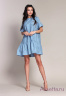 Платье NAUMI SS17 051 ARONE - голубой бэби-долл с оборкой, свободного кроя, вышитой аппликацией-бабочки. Силуэт прямой. Вид застежки - пуговица на шее сзади. Фото 1
