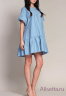 Платье NAUMI SS17 051 ARONE - голубой бэби-долл с оборкой, свободного кроя, вышитой аппликацией-бабочки. Силуэт прямой. Вид застежки - пуговица на шее сзади. Фото 2
