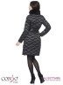 Эффектное пальто Conso WMF170507 - argon – мокрый асфальт​ длиной выше колена прямого силуэта. Модель с ромбовидной стежкой, длинными рукавами и воротником-стойкой. Фото 3
