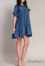 Платье NAUMI SS17 051 PETROL - синий бэби-долл с оборкой, свободного кроя, вышитой аппликацией-бабочки. Силуэт прямой. Вид застежки - пуговица на шее сзади. Фото 2