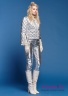Куртка женская пуховая NAUMI 18 W 801 01 23 Silver – Серебряный​. Прямого силуэта, среднего объема, длиной до талии. Рукав втачной двухшовный. Вид сбоку 2