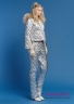 Куртка женская пуховая NAUMI 18 W 801 01 23 Silver – Серебряный​. Прямого силуэта, среднего объема, длиной до талии. Рукав втачной двухшовный. Вид сбоку 3